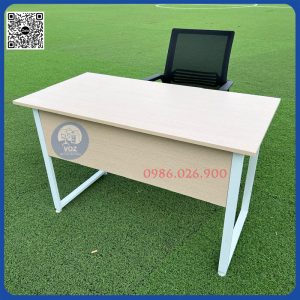Bàn làm việc chân sắt có yếm chắn giá rẻ  (BCS400)