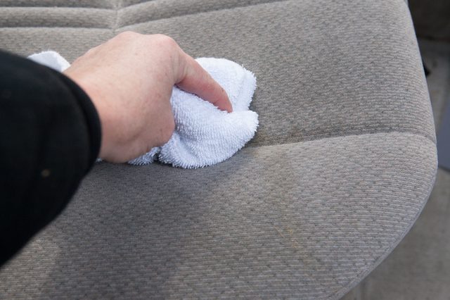 Cách làm sạch vết bẩn trên ghế sofa nỉ do mực đổ lên