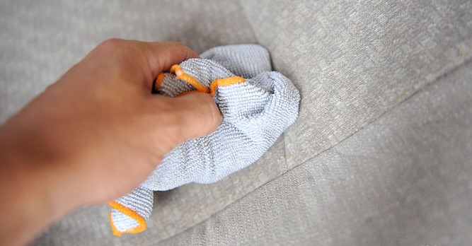 Cách làm sạch vết bẩn trên ghế sofa nỉ khi bị nước chè và cafe đổ lên Cách làm sạch vết bẩn trên ghế sofa nỉ khi bị nước chè và cafe đổ lên