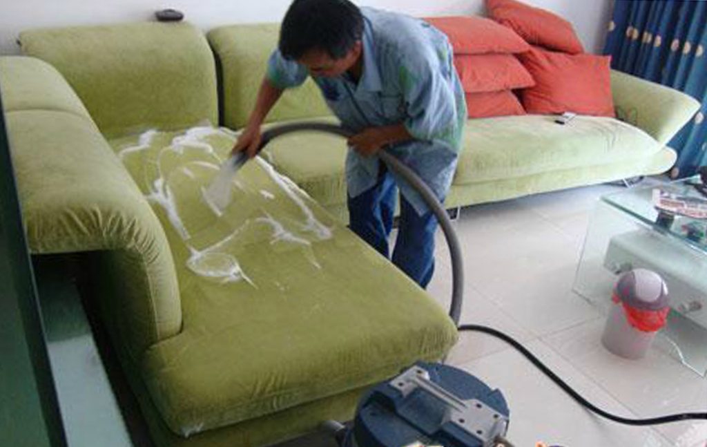 Mẹo xử lý khi bị đồ ăn đổ lên ghế sofa nhưng đã khô