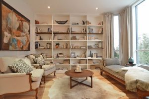 Tham khảo cách decor nơi làm việc bằng các kệ trang trí gỗ