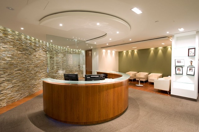 Chất liệu quầy lễ tân gỗ tự nhiên