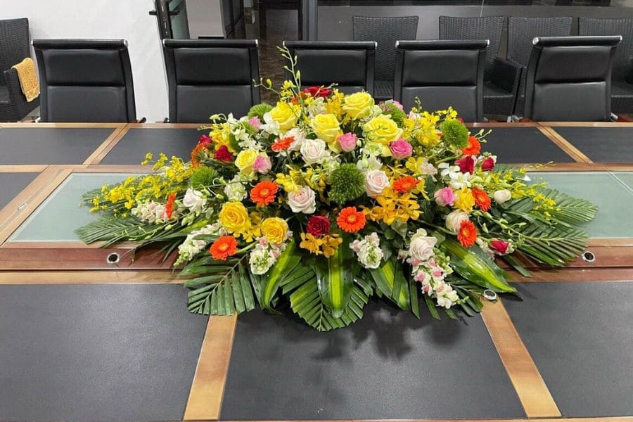 Vì sao nên chọn bình hoa để bàn họp?