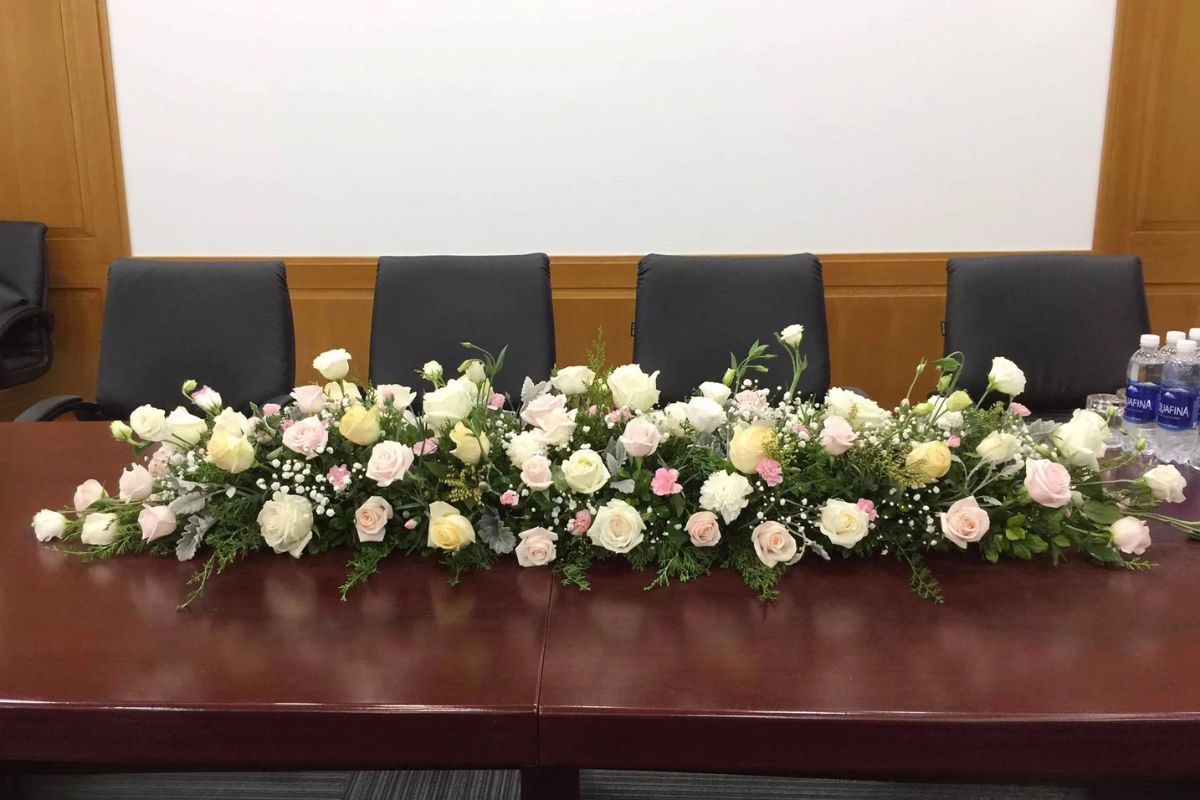 Mẹo bài trí bình hoa để bàn họp gây ấn tượng