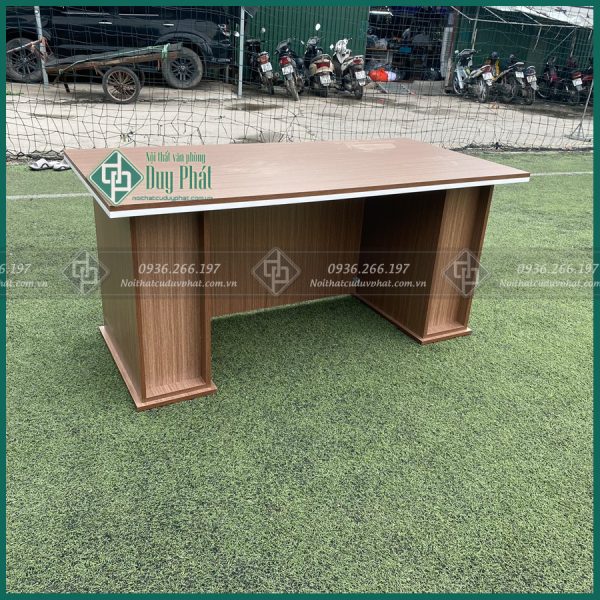 Bàn giám đốc Vĩnh Tân hiện đại màu gỗ vân sáng cao cấp – thiết kế sang trọng, tinh tế Bàn giám đốc Vĩnh Tân hiện đại màu gỗ vân sáng cao cấp** – thiết kế sang trọng, tinh tế